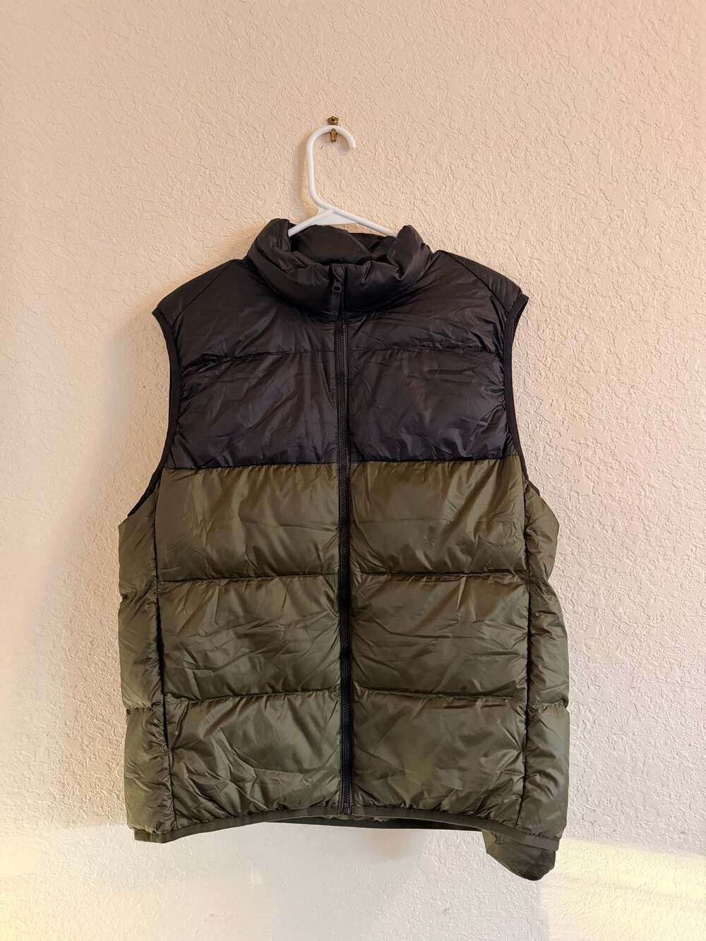 Men’s medium Uniqlo puffer vest